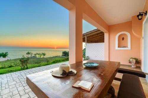 St Harry's Windmill - Seafront Apartments 3