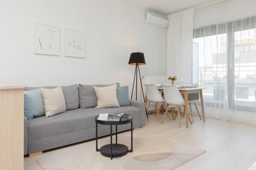 Sarmacka Apartment with Balcony Warsaw Wilanów by Noclegi Renters, Warsaw