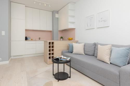 Sarmacka Apartment with Balcony Warsaw Wilanów by Noclegi Renters - image 4