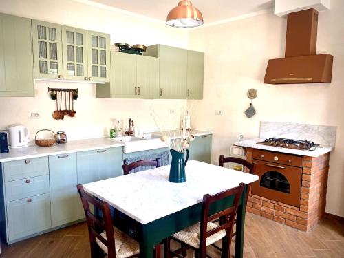 virtuve, Casa con giardino monferrato Il Fienile in Grognardo