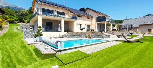 Chambre vue lac av piscine