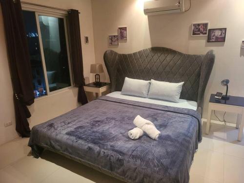 Sheryll Escapes - Kandi Posh 1BR with King bed, fibre Wi-Fi & Free housekeeping, Angeles (foto 2)