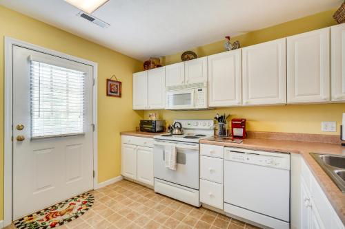 Pigeon Forge Home with Deck and Hot Tub Near Town! in Pigeon Forge (TN)