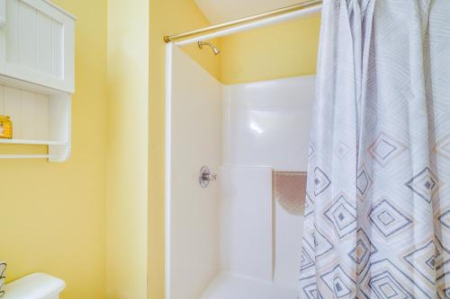 Pigeon Forge Home with Deck and Hot Tub Near Town! in Pigeon Forge (TN)