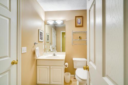Pigeon Forge Home with Deck and Hot Tub Near Town! in Pigeon Forge (TN)