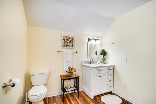 Pigeon Forge Home with Deck and Hot Tub Near Town! in Pigeon Forge (TN)