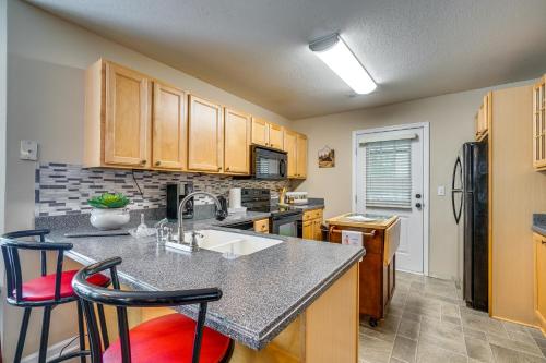 Pigeon Forge Home with Screened Porch, 3 Mi to Town! in Pigeon Forge, USA