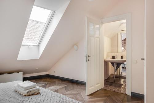 3 Bedroom Duplex Apartment next to the Gates of Dawn - image 2