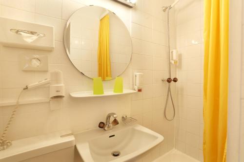 Standard King Room image 4