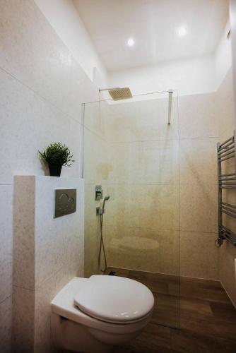 Modern Greenlight Gallery by NW - image 11