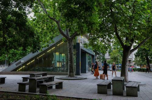 Modern Greenlight Gallery by NW Budapest 