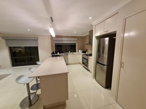 Konyha, Stylish House in Geelong for Large Family or Group in Észak-Geelong