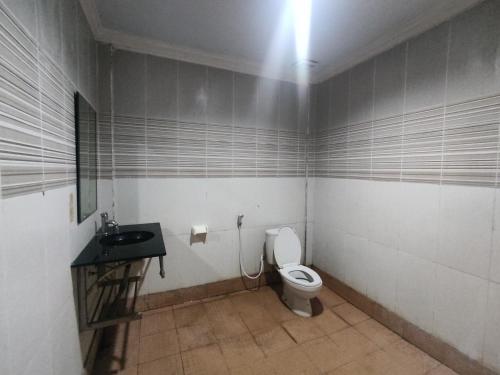 Bathroom, Edotel K-One Mandalika in Praya