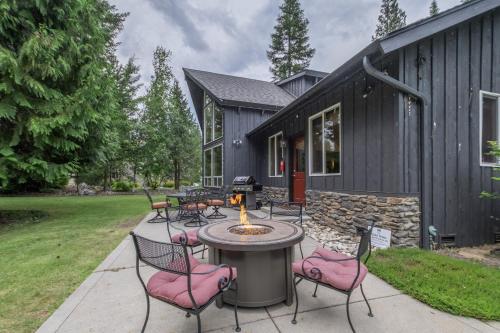 Slice of Heaven by NW Comfy Cabins