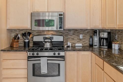 Slice of Heaven by NW Comfy Cabins - image 8