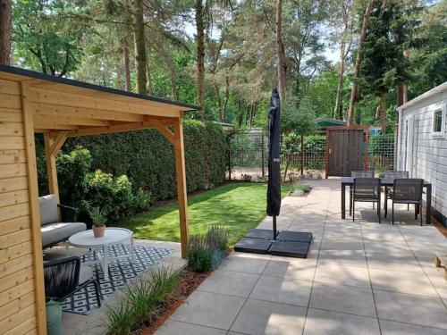  Boshuis met grote tuin I Vakantiepark met Zwembad in Hoenderloo