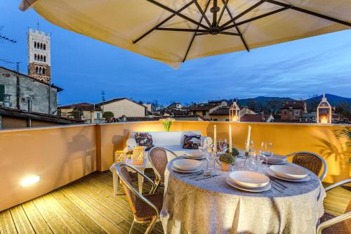  Casa Cachi 3, Breathtaking Views of Lucca from a Spacious Furnished Terrace inside the Walls in Lucca