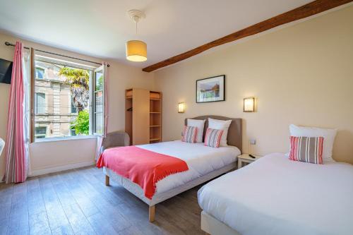 1 queen bed, 1 twin bed