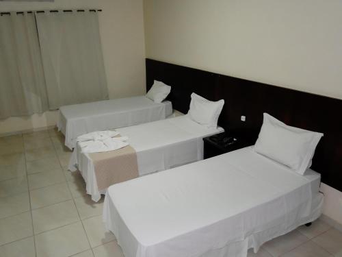 3 twin beds