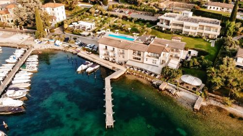 Bella Hotel & Restaurant with private dock for mooring boats San Felice del Benaco