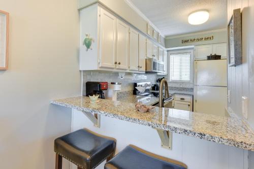 Less Than 1 Mi to Beach Hilton Head Island Condo with Pool! thumb 2