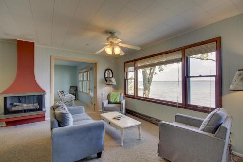Pelican Lake Cabin Private Beach and Scenic Sunsets in Merrifield, USA