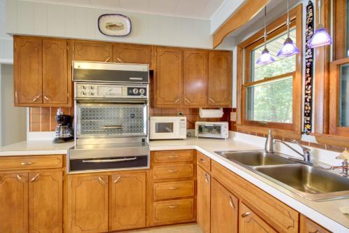 Pelican Lake Cabin: Private Beach + Scenic Sunsets in Breezy Point (MN)