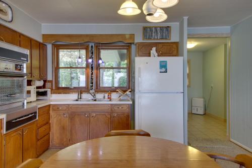Pelican Lake Cabin: Private Beach + Scenic Sunsets in Breezy Point (MN)