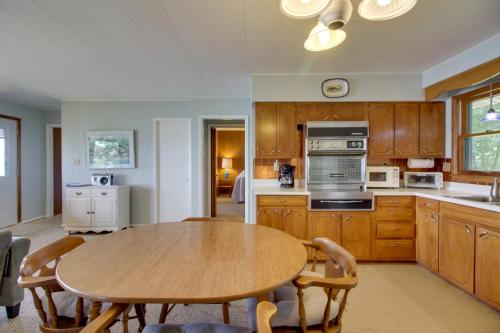 Pelican Lake Cabin: Private Beach + Scenic Sunsets in Breezy Point (MN)