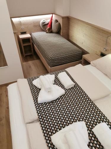 3 twin beds