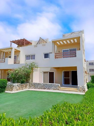 Mousa Coast aquapark view chalet with garden-families only in 拉斯蘇德爾