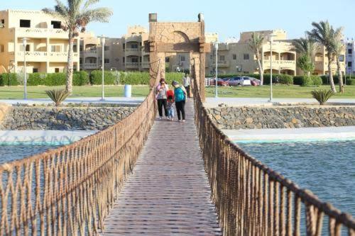 Mousa Coast aquapark view chalet with garden-families only in 拉斯蘇德爾
