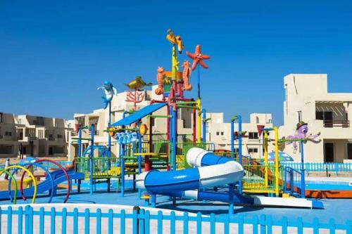 Mousa Coast aquapark view chalet with garden-families only in 拉斯蘇德爾