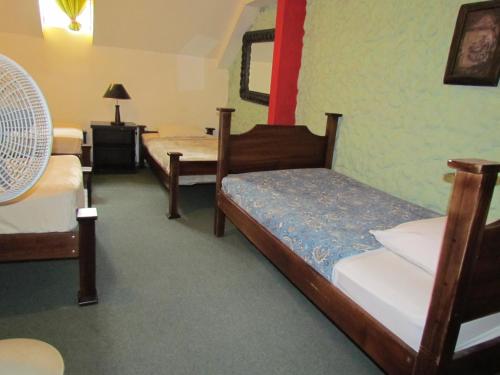 4 twin beds