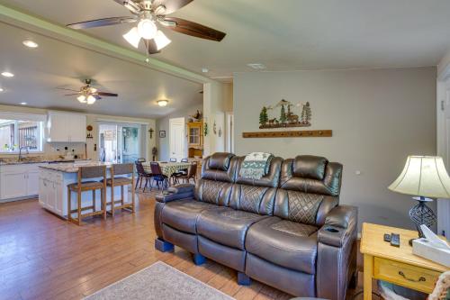 Spacious Home with Deck 5 Mi to Ridgway State Park! in 李奇微