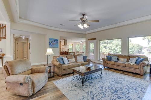 Waterfront Granbury Home with 3 Decks and Lake Access! - image 6