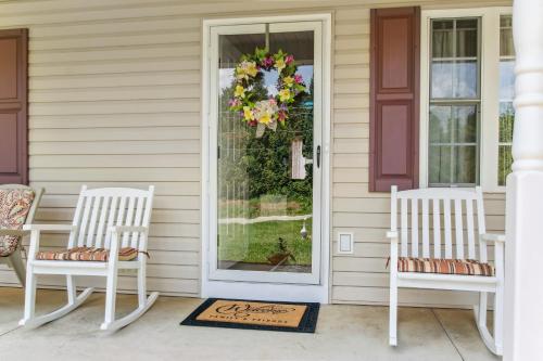 Chatham Getaway with Fireplace, Deck and Gas Grill!