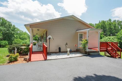 Chatham Getaway with Fireplace, Deck and Gas Grill!