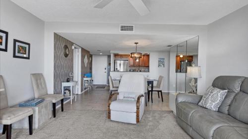 6415 Midnight Pass #606 in Siesta Key, USA