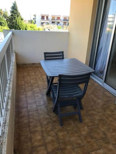 Balcony/terrace, Location saisonniere 2 p Antibes-Piscine-Climatisation-terrasse au calme in Les Breguieres