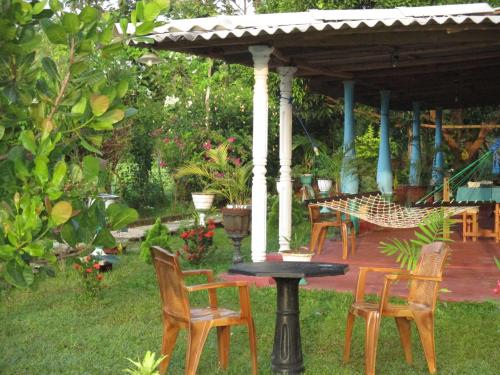 Étterem, Village Garden Inn in Parasangaswewa