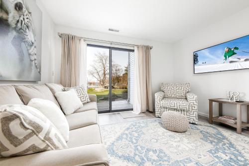 Gorgeous 2 Bedroom Lake View Condo - Elk Rapids, MI