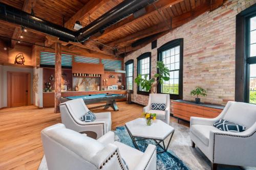 . Exquisite One-of-a-Kind 3BDR Penthouse Condo in Downtown TC