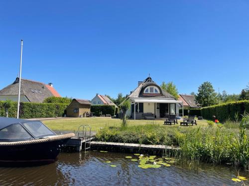  Vakantiehuis aan het water in Friesland in De Rijlst