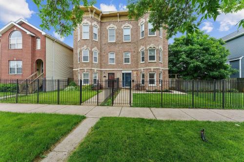 B&B Chicago - Spacious Row Home next Transit near Downtown w Parking - Bed and Breakfast Chicago