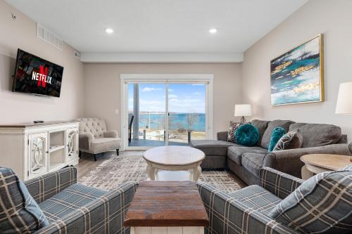 Luxury Downtown 3BDR Lake View Penthouse Condo on West Bay 301W