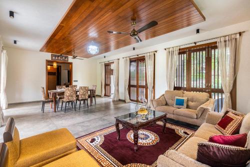 SaffronStays Amrapali - 3BD Farmstay with private pool in Nashik
