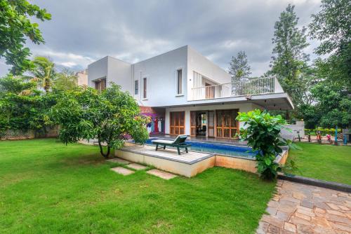 SaffronStays Amrapali - 3BD Farmstay with private pool in Nashik