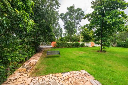 SaffronStays Amrapali - 3BD Farmstay with private pool in Nashik