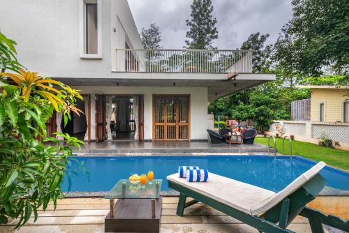 SaffronStays Amrapali - 5BHK Villa in Nashik with Pool, Lawn & Kids Play Area - Sinnar